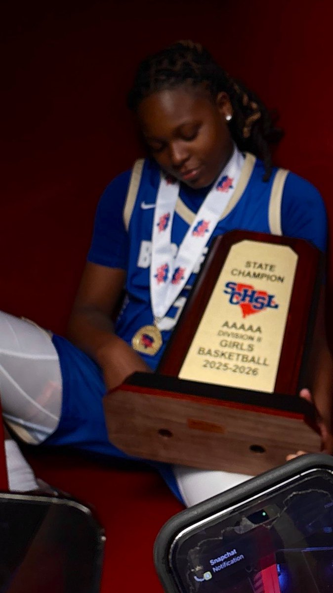 Alaina_Carter28's tweet photo. Exactly one year apart. Same results. STATE CHAMPION x2 🏆🏆🥇🥇💪🏾🦌🏀💪🏾‼️💙🤍💛#BACKTOBACK #ChampsOnly #HardWorkPaysOff  #DEFENDED @ladystagshoops https://t.co/udQDriOxx1