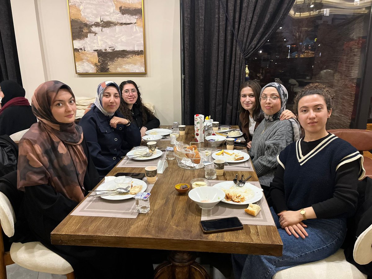 KayseriKYGM's tweet photo. 📍 Şule Yüksel Şenler Yurdu

8 Mart Dünya Kadınlar Günü kapsamında düzenlenen iftar programında bir araya gelerek,hazırladığımız şans bilekliklerini, öğrencilerimizle birlikte çevremizde karşılaştığımız kadınlara ve yurt çalışanlarımıza hediye ederek bu anlamlı günü paylaştık. https://t.co/rkSZkKeiNW