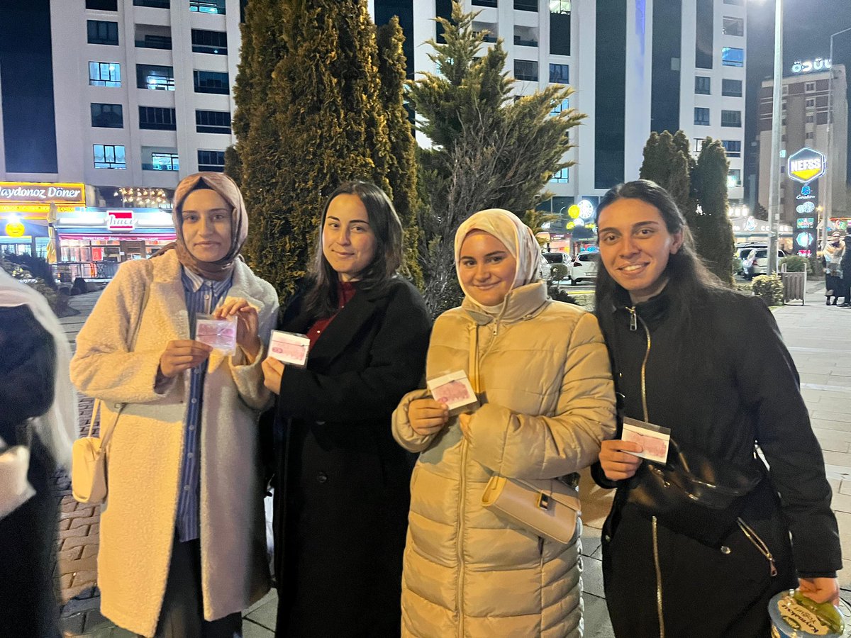 KayseriKYGM's tweet photo. 📍 Şule Yüksel Şenler Yurdu

8 Mart Dünya Kadınlar Günü kapsamında düzenlenen iftar programında bir araya gelerek,hazırladığımız şans bilekliklerini, öğrencilerimizle birlikte çevremizde karşılaştığımız kadınlara ve yurt çalışanlarımıza hediye ederek bu anlamlı günü paylaştık. https://t.co/rkSZkKeiNW