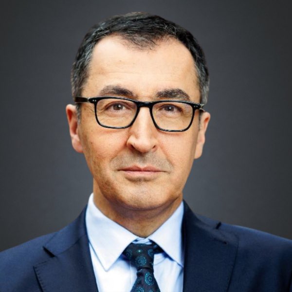 So seriös und konservativ Cem Özdemir wirken mag, Baden Württemberg hat einen vermutlich zukünftigen Ministerpräsidenten einer mittlerweilen zutiefst sozialistischen und auf MASSENMIGRATION ausgerichteten Partei gewählt! Das zeigt das Wahlprogramm deutlich! Es ist sogar
