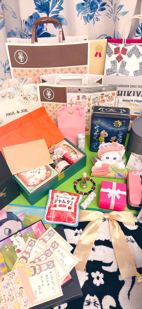 8455j's tweet photo. 誕生日プレゼントマジありがとう🎁🐈
前回載せたからエルメスのボディソとエルメスのせっけんとHOT歯磨き粉は載せなかったし、これに写ってないけどご馳走様振る舞ってくれたりパーティープレートとかワイのリクエストケーキ手作りしてくれたり感謝いたします☺️☺️☺️✨✨✨
この上なくしあわせv( ˘ω˘ )v https://t.co/6zfT1tjqXR