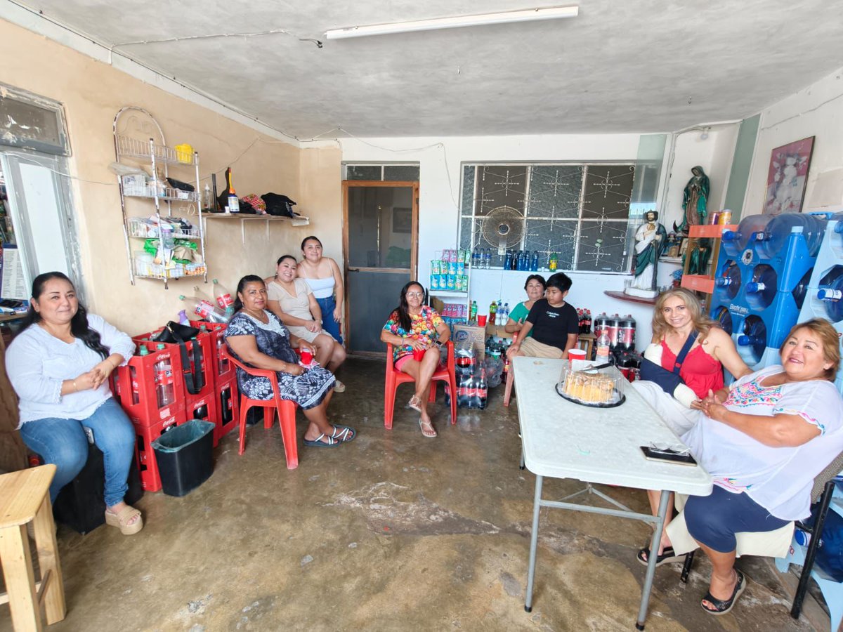 Cuando las mujeres se unen, todo es posible.

Karla, a quien conocí en el Café entre Mujeres, me invitó a conocer su negocio, la papelería “Mi Tiendita” ubicada en Progreso. Es un emprendimiento familiar en el que trabajan hermanas, primas y sobrinas. Un negocio construido con