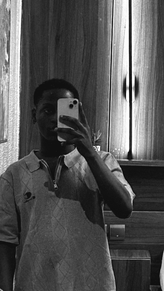 MrVibeFr1's tweet photo. Half face. https://t.co/6nhIIb3D6k