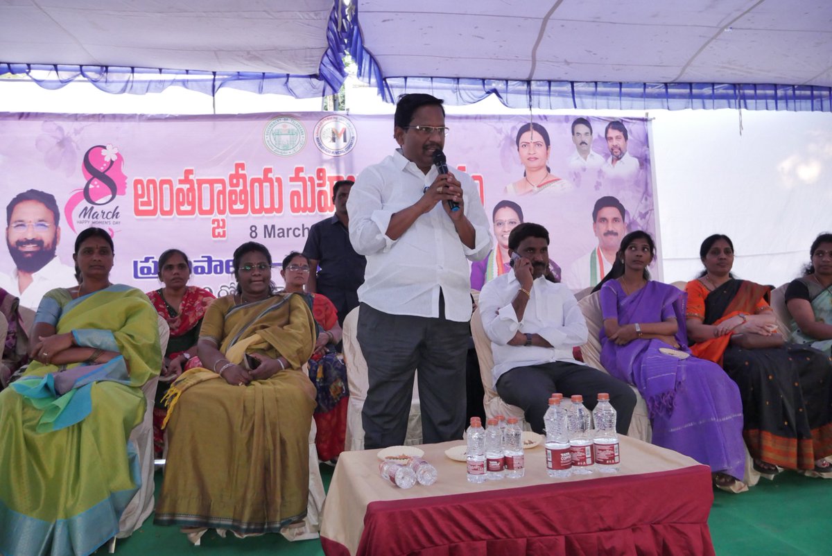 MC_Mahabubnagar's tweet photo. As part of #PrajapalanaPragatiPranalika, a special program was organized today at the Municipal Office to celebrate 🌸 #InternationalWomensDay and honor the dedicated women who contribute to the city’s development. 

Felicitations were given to #sanitation workers, municipal employees, and RPs for their valuable service to the community. The program was graced by Hon’ble MP Smt. @Aruna_DK  garu, Hon’ble MLA @palamuru Y. Srinivas Reddy garu, Mayor @GummalaMamtha garu, Deputy Mayor M. Surender Reddy garu, along with respected corporators. 

Their presence encouraged and appreciated the tireless efforts of women working for public service and sanitation in Mahbubnagar Municipal Corporation. 🌺👏✨
#WomensDay #PrajapalanaPragatiPranalika #Mahbubnagar #WomenEmpowerment #SanitationHeroes #PrajapalanaPragatiPranalika #99DaysActionPlan #swachhsurvekshan2025 #TelanganaRising2047 #PublicGovernance #TelanganaDevelopment #PeopleFirstGovernance
@RoopaMishra77 @SwachhBharatGov @SwachhBharat @MoHUA_India @palamuru @tksreedevi @cdmatelangana @Collector_MBNR @ACLB_MBNR @SBMU_Telangana @ecowarriorind