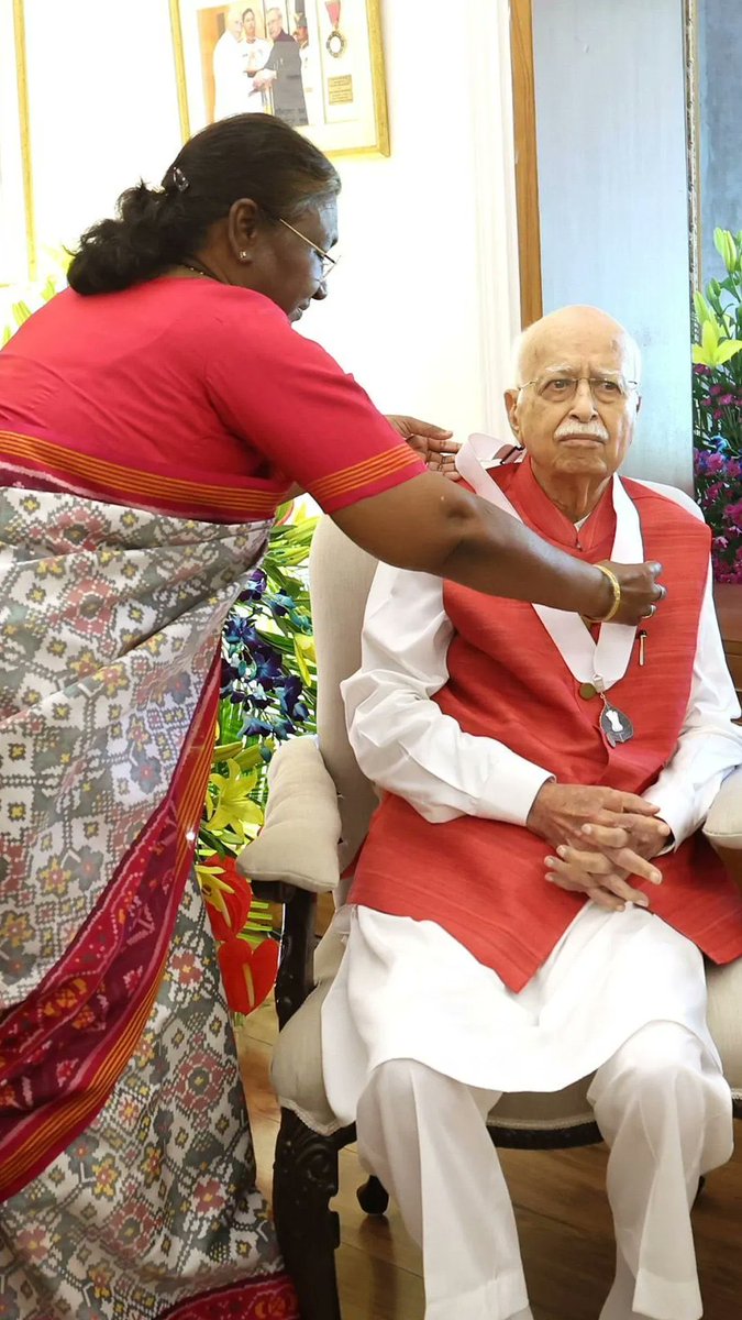 lindanewmai's tweet image. Shame on you!
Stop paddling false allegations to cover your lies.
Depicting the selected one pic from a series of pics clicked by media people (of #PMModi sitting while President #Murmur Ji was standing.) She was handing over the Award to indisposed Advani Ji at his residence.