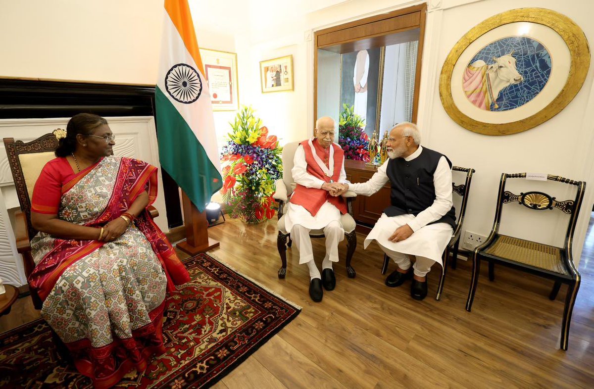 lindanewmai's tweet image. Shame on you!
Stop paddling false allegations to cover your lies.
Depicting the selected one pic from a series of pics clicked by media people (of #PMModi sitting while President #Murmur Ji was standing.) She was handing over the Award to indisposed Advani Ji at his residence.