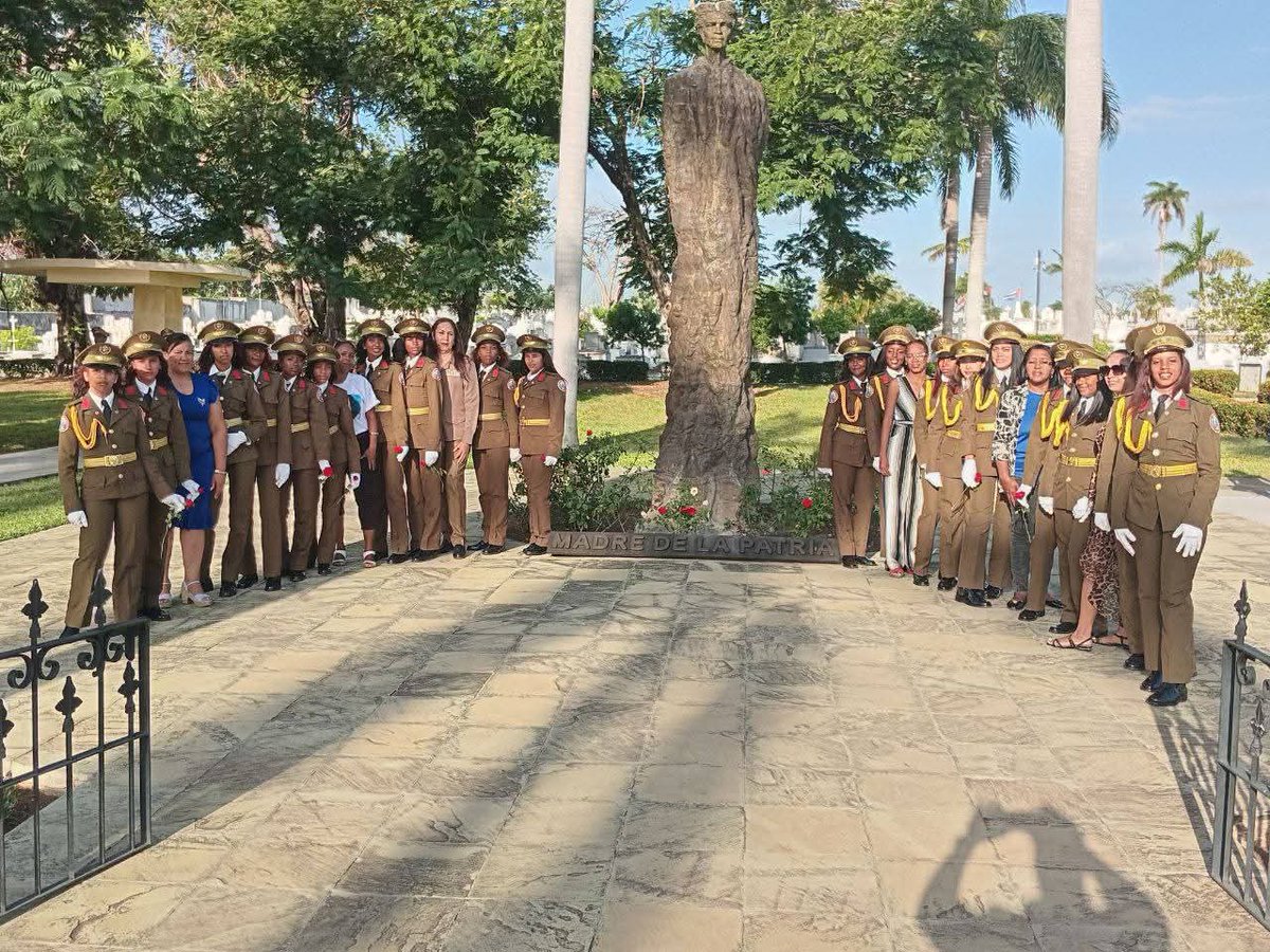 lara_soldado's tweet photo. En el marco de las actividades por el Día Internacional de la Mujer, dirigentes de la FMC intercambiaron con jóvenes de  #SantiagodeCuba que cumplen con el Servicio Militar Voluntario Femenino en la Unidad de Guardia de Honor.
#MujeresEnRevolución https://t.co/ZgJgGDvqeU