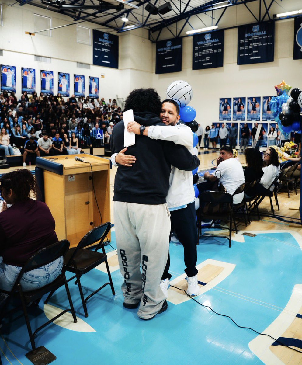 DALLAS TUCKER 6’2 260 DL tweet media