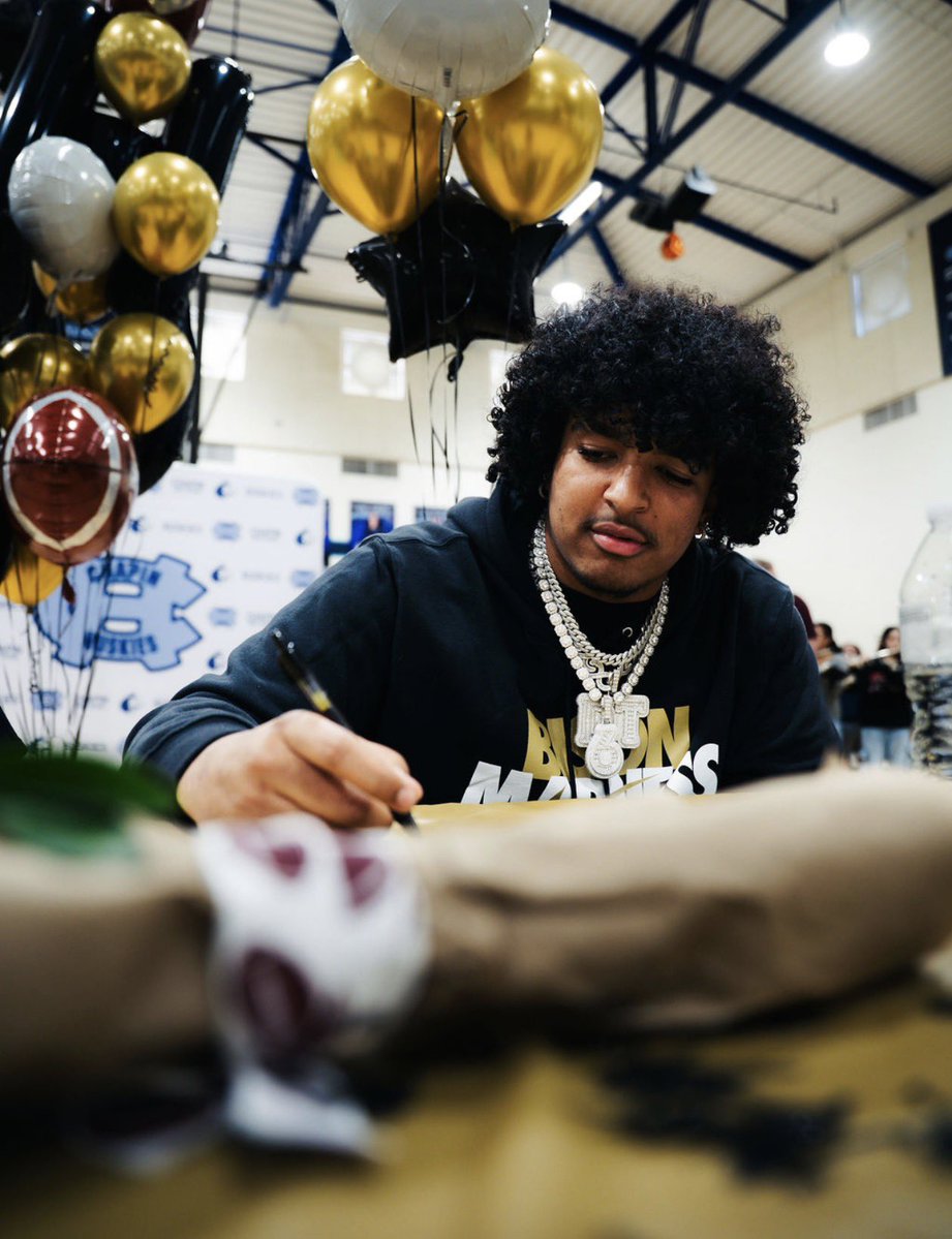 DALLAS TUCKER 6’2 260 DL tweet media