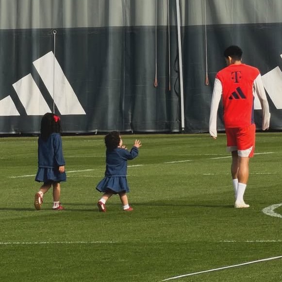 TouchlineX's tweet photo. 🚨 𝗡𝗘𝗪: Vincent Kompany invited the players' families for today’s training session with Bayern Munich.

Kompany organized a barbecue and brought an ice cream truck and juice machine.

— @BILD https://t.co/PcLC7i0aki