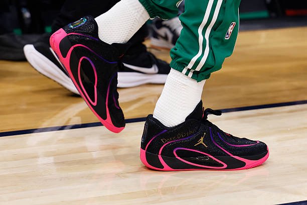 KWAPT's tweet photo. #Celtkicks JT rocking the Tatum 4 “Smooth Soul Vol.2” this afternoon: https://t.co/Uqb8EyjfvS