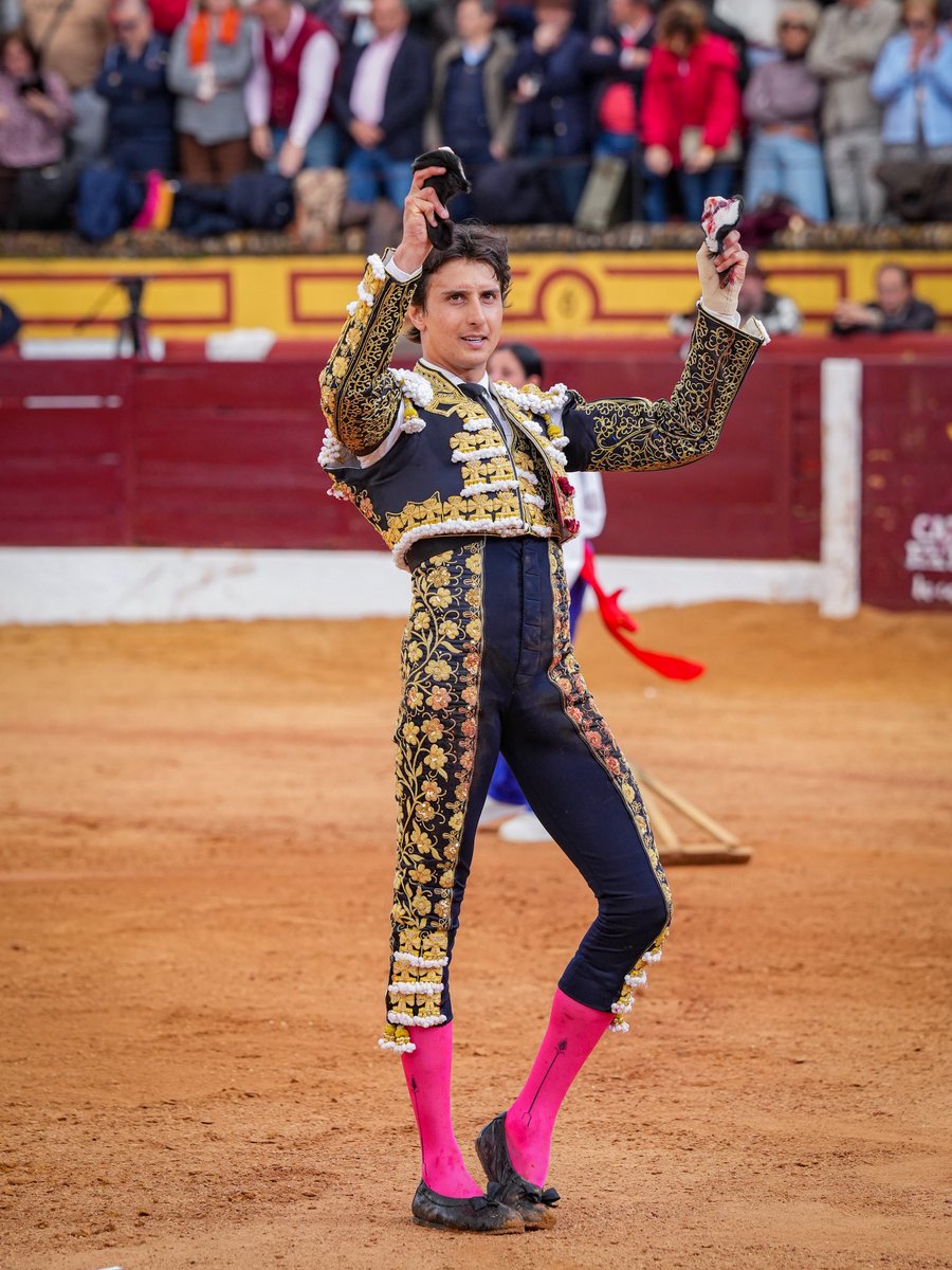 RocaRey's tweet photo. 1️⃣ ¡𝗗𝗢𝗦 𝗢𝗥𝗘𝗝𝗔𝗦ⵑ

Roca Rey impuso su poder desde el inicio en una faena de mando y cercanía; el animal tuvo la suerte de caer en manos de un torero de su dimensión

Estocada fulminante y dos orejas con petición de rabo https://t.co/fDoUIX9QRB