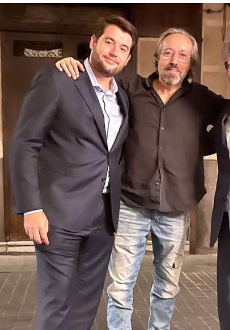 Se llama Carlo Giacomo Angrisano Girauta y era el secretario general de Nuevas Generaciones del PP. Hoy ha dimitido y ha pedido el voto para la ultraderecha de VOX. Otro chupóptero que pronto ha aprendido de su tío Girauta, que ha pasado por el PTE maoísta, PSOE, PP, C's y VOX.