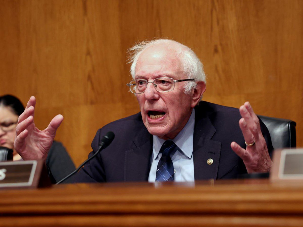 ABD'li Senatör Bernie Sanders:

Modern Amerikan tarihinde ilk kez Anayasaya inanmayan bir başkanımız var. Anayasada oldukça açık bir şekilde belirtiyor ki savaşa ne zaman gireceğimize karar veren merci ABD Kongresi'dir.

Bu aniden ortaya çıkan bir acil durum müdahalesi değildi di