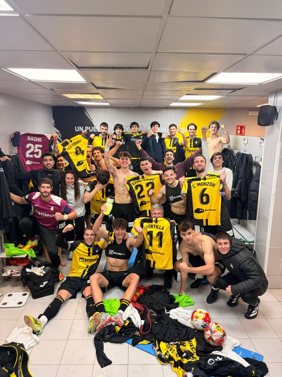 CDGalapagar's tweet image. 📝 PRIMER EQUIPO | JORNADA 25

Los tres puntos se quedan en El Chopo. Gran victoria del equipo para continuar con la gran racha de partidos sin perder.

#CDG 2️⃣-1️⃣ @rcdcarabanchel

⚽️ Sergio
⚽️ Figueroa 

¡SEGUIMOS!

#ModestaLocura
#UnPuebloDosColoresUnaIlusión💛🖤