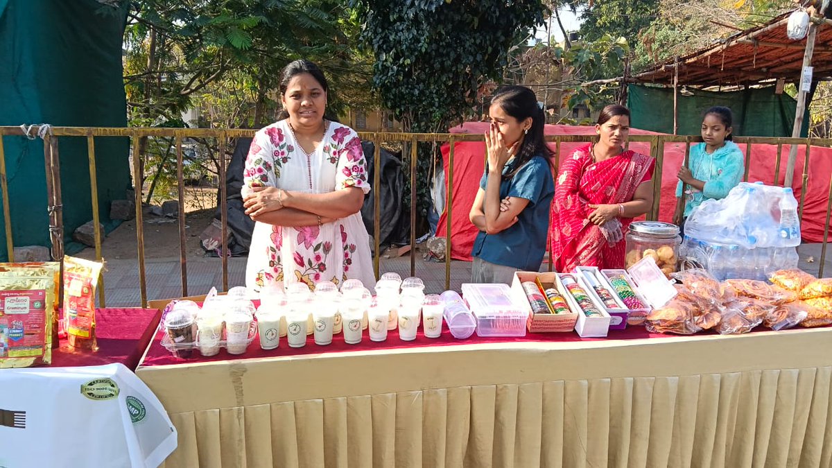 MC_Mahabubnagar's tweet photo. రాష్ట్ర ప్రభుత్వం చేపట్టిన "99 రోజుల ప్రజా పాలన ప్రగతి ప్రణాళిక" కార్యక్రమంలో భాగంగా ఆదివారం ఉదయం 6 నుండి 9 గంటల వరకు "హ్యాపీ సండే" కార్యక్రమాన్ని మహబూబ్ నగర్ స్టేడియం కమాన్ - కొత్త బస్టాండ్ ప్రధాన రోడ్డు కూడలి వద్ద  మహబూబ్ నగర్ మున్సిపల్ కార్పొరేషన్ ఆధ్వర్యంలో  ఘనంగా నిర్వహించారు. 

ఈ కార్యక్రమంలో రాష్ట్ర ప్రభుత్వం అమలు చేస్తున్న మహిళలకు ఉచిత బస్సు ప్రయాణం, గృహ జ్యోతి, పేదలకు ఇందిరమ్మ ఇళ్లు, రైతు భరోసా, రుణమాఫీ, 10 లక్షల ఆరోగ్య బీమా,  స్వయం సహాయక సంఘాల సభ్యులకు ఋణాలు ఇతర సంక్షేమ పథకాలు, అభివృద్ధి కార్యక్రమాలను వివరిస్తూ  తెలంగాణ సాంస్కృతిక సారధి ఆధ్వర్యంలో కళాకారులు  ఆట పాటలతో  ప్రదర్శించి  అవగాహన కల్పించారు.

ఈ సందర్భంగా చిన్నారుల చేత  సాంస్కృతిక డాన్స్ కార్యక్రమాలు, ఆయుష్ శాఖ ఆధ్వర్యంలో యోగా ఇన్స్ట్రక్టర్ల చేత యోగాసనాల కార్యక్రమం నిర్వహించి యోగా చేయడం వల్ల వచ్చే ఆరోగ్య ఫలితాలను ప్రజలకు వివరించారు. అలాగే లాఫింగ్ థెరపీ నిర్వహించి నవ్వడం వల్ల మనిషికి రోజువారి పని వత్తిడి నుండి మానసిక ఉల్లాసం కలిగి ఆరోగ్యంగా ఉంటారని నిర్వాహకులు వివరించారు. సీనియర్ సిటిజన్ ఫోరం సభ్యులు కూడా ఉత్సాహంగా ఆటలు ఆడి పాటలు పాడి  వారి అనుభవాలను పంచుకున్నారు. 

ఈ కార్యక్రమంలో స్వయం సంఘాల సభ్యుల ద్వారా స్టాళ్లను ఏర్పాటు చేసి వారు తయారుచేసిన పౌష్టిక ఆహార పదార్ధాలను, ఇతర వస్తువులను ప్రదర్శించారు.

ఈ కార్యక్రమంలో  మేయర్ జి. మమత, మున్సిపల్ కమిషనర్ రామానుజుల రెడ్డి, స్థానిక  కార్పొరేటర్  ఉమర్ కొత్వాల్, సీనియర్ సిటిజన్ ఫోరం సంఘం సభ్యులు, మున్సిపల్ అధికారులు, తదితరులు పాల్గొన్నారు.

#PrajapalanaPragatiPranalika #HappySunday #99DaysActionPlan #swachhsurvekshan2025 #TelanganaRising2047 #PublicGovernance #TelanganaDevelopment #PeopleFirstGovernance #SelfHelpGroups #CommunityParticipation
#PublicWelfarePrograms 
@RoopaMishra77 @SwachhBharatGov @SwachhBharat @MoHUA_India @palamuru
@tksreedevi @cdmatelangana @Collector_MBNR
@ACLB_MBNR @SBMU_Telangana @ecowarriorind