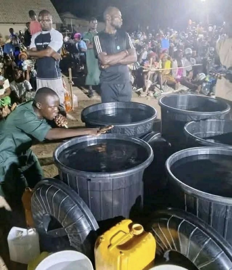 RIAOFIBADAN's tweet image. Nobody but Adelabu trying to turn Water to Electricity 🔌 

Trying to find all means to enter AGODI; na her we go dae with you se, oya start your magic o.

#adelabu 
#Nationalgrid 
#SackAdelabu 
#Thisheat 
#Riaofibadan