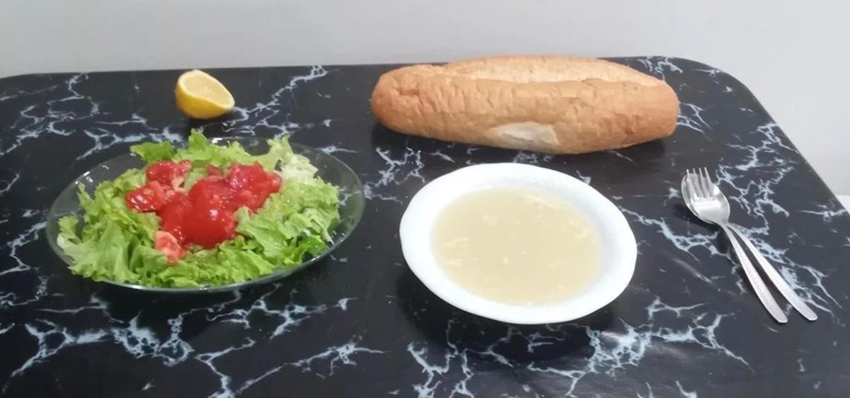 Antalya’da 20.000 TL maaş alan ve 2 çocuğunu üniversitede okutan Mustafa Keskin isimli emekli vatandaş, iftar sofrasının fotoğrafını 592 milletvekiline mail gönderdi.  

Keskin, 50 TL maliyetli hazır çorba, salata ve ekmekten oluşan iftar sofrasını  gönderdiği mailde “Siyasiler