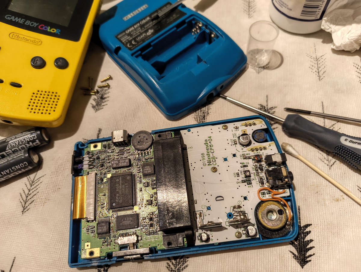 MrDJPea's tweet image. Update:Spent an evening tinkering and managed to fix both the gameboys from the recent pickup. Took them to CEX and was about to leave when I spotted this #Dreamcast Arcade stick on a stack behind the counter that hadn't been shelved yet and it's really nice. Testing with CvS2 🤟