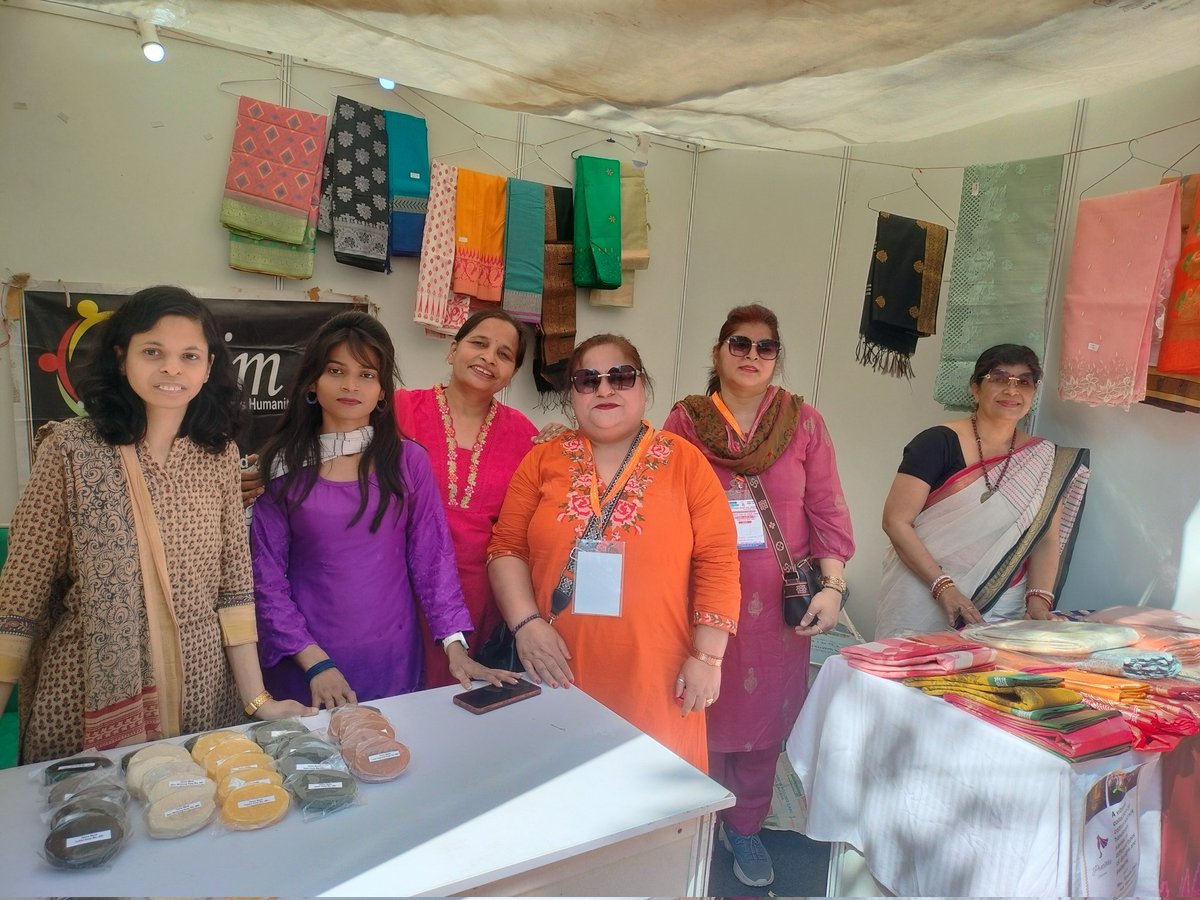 AgrimTrust's tweet photo. आज अंतर्राष्ट्रीय महिला दिवस के पावन अवसर पर हमारी सामाजिक संस्था “अग्रिम ट्रस्ट” द्वारा
जन कल्याण उत्सव एवं स्वदेशी महोत्सव के अंतर्गत आयोजित महिला उद्यमी हाट में साबुन एवं साड़ी का स्टॉल लगाया गया है।
बाबा खड्ग सिंह मार्ग, हनुमान मंदिर, कनॉट प्लेस, नई दिल्ली https://t.co/q1jRdbvmqN