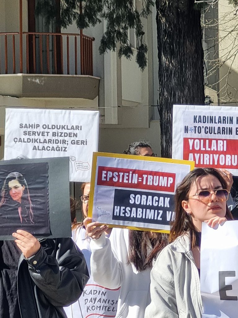 kadindayanismak's tweet photo. Muğla’da kadınlar #8Mart’ta bir araya geldi. #siztekbizhepimiz

Kadın cinayetlerine sahte gözyaşı akıtıp kadınları öldüren bu düzenden beslenenlerle yan yana olmayacağız!
 
Laikliği sözde savunup tarikat düzeninden cebini dolduranlarla aynı yolda yürümeyeceğiz!

Kadınlara, çocuklara kendi evlerinde, okullarında, kendi ülkelerinde ölümü, savaşı reva gören emperyalistlerle, NATO’cularla aynı karede olanlarla aynı yolda yürümeyeceğiz!