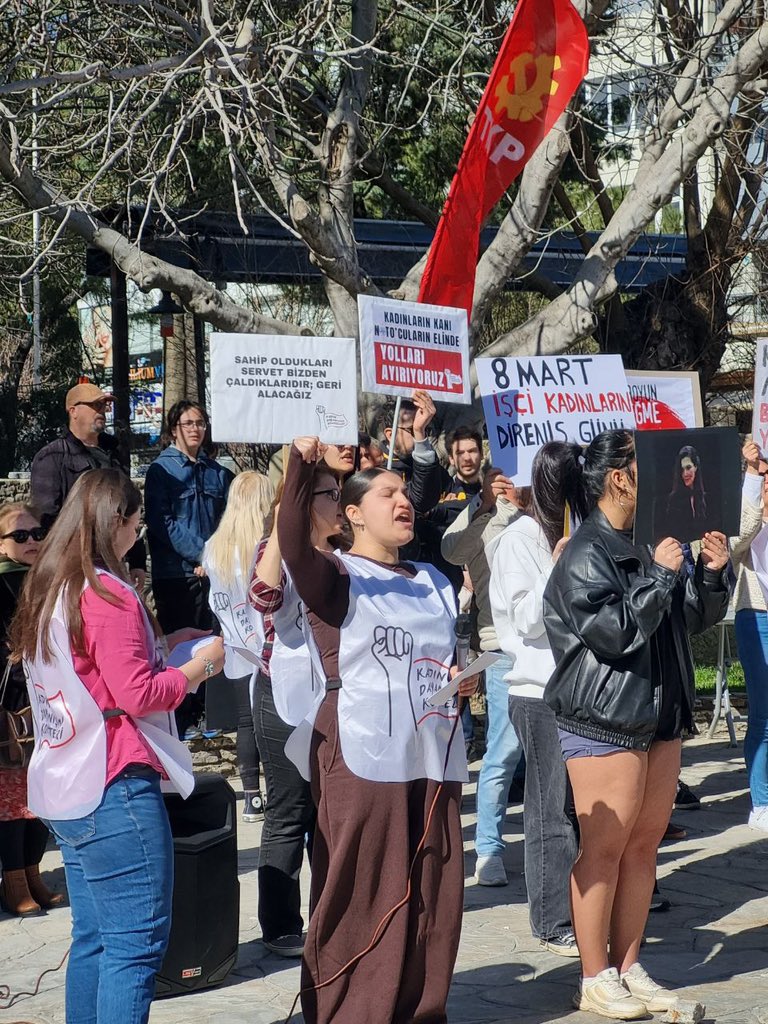 kadindayanismak's tweet photo. Muğla’da kadınlar #8Mart’ta bir araya geldi. #siztekbizhepimiz

Kadın cinayetlerine sahte gözyaşı akıtıp kadınları öldüren bu düzenden beslenenlerle yan yana olmayacağız!
 
Laikliği sözde savunup tarikat düzeninden cebini dolduranlarla aynı yolda yürümeyeceğiz!

Kadınlara, çocuklara kendi evlerinde, okullarında, kendi ülkelerinde ölümü, savaşı reva gören emperyalistlerle, NATO’cularla aynı karede olanlarla aynı yolda yürümeyeceğiz!