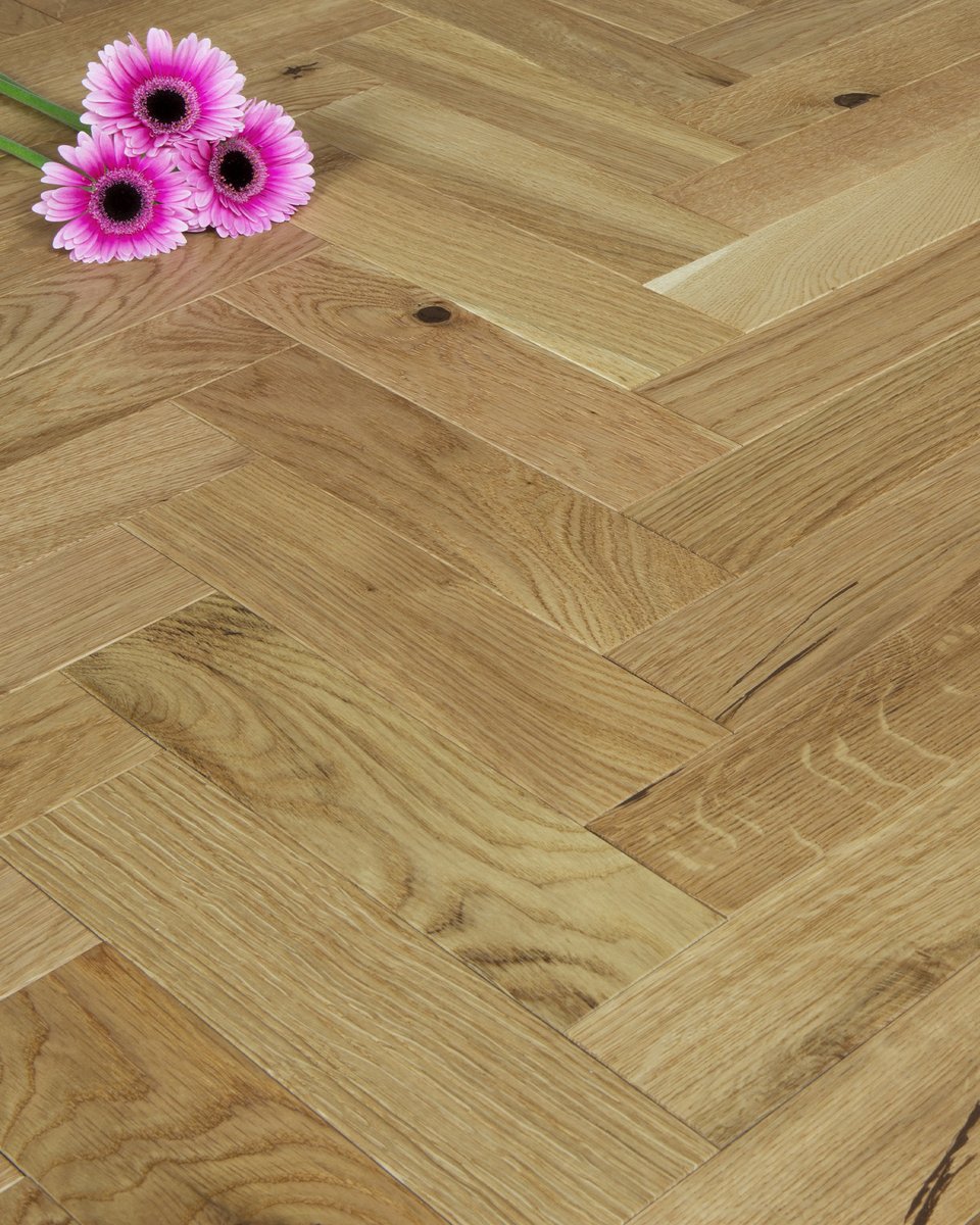 These 70mm engineered blocks feature a brushed and UV oiled finish, highlighting the authentic oak texture while providing a durable, protective matte layer. 📐🧩!

#OakFlooring #ParquetFloor #Herringbone #AmbienceHardwoodFlooring