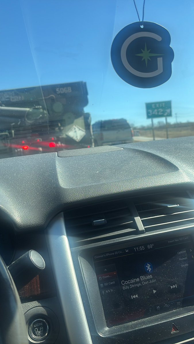 Drove to buttfuck Kansas just to black out, make myself look like a fool, and not remember anything while also getting no buns. Sitting in traffic hungover now. Cocaine blues by Billy strings