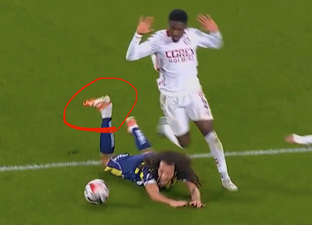 Gendouzi’nin arkadan ayağının topuk bölgesine basılıyor ve kramponunun çıktığı görülüyor düşerken. 
Hem eliyle arkadan omuzdan tutan hem ayağa basan Samsun 2 numarası Mendes 2. Sarı karttan kırmızı kart görmeliydi.