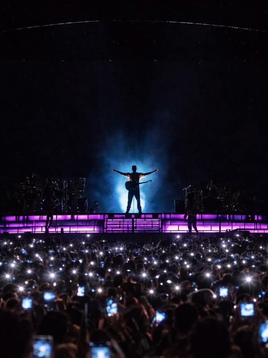 "No existe nada que se pueda interponer entre nosotros y la felicidad"

Y eso sucede siempre aquí, <a href="/AlejandroSanz/">Alejandro Sanz</a>