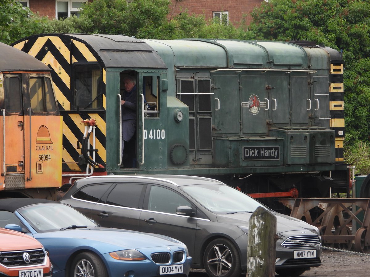 DanSpotter86's tweet image. Heres a shot of BR Green Livery Class 09012 as (D4100) "Dick Hardy" Shunter unit seen here in Kidderminster Town Station side Sidings During the Spring Deisel Gala on 17/05/25.
#Class09 #D4100 #Severnvalleyrailway #svr #deiselgala #railfeatures #railfans