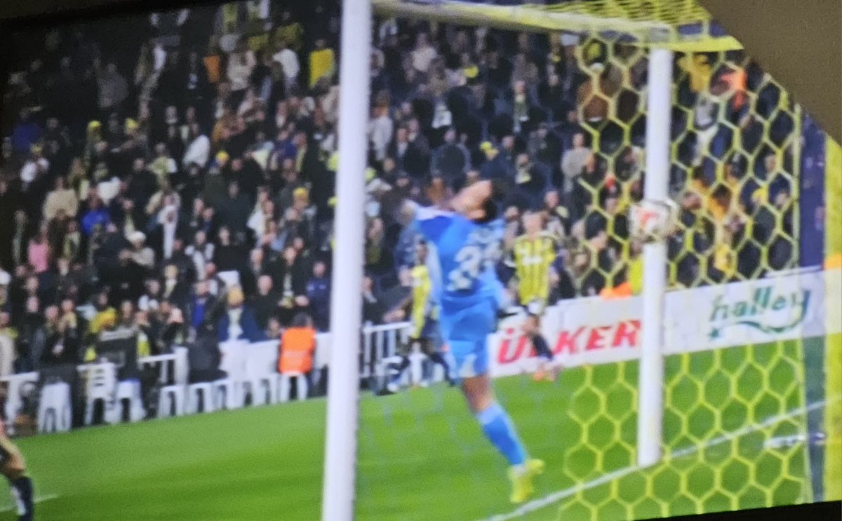 Fener 3'lü oynuyor. Orijini stoper olan oyuncu sayısı SIFIR. Bu yüzden her maçta kafa toplarını engelleyemiyorsun. Her orta ya gol oluyor ya gol tehlikesi. Samsunspor'un santraforu Mouandilmanji antremanda bu kadar rahat goller atmamıştır Yönetim ve teknik direktörün devre
