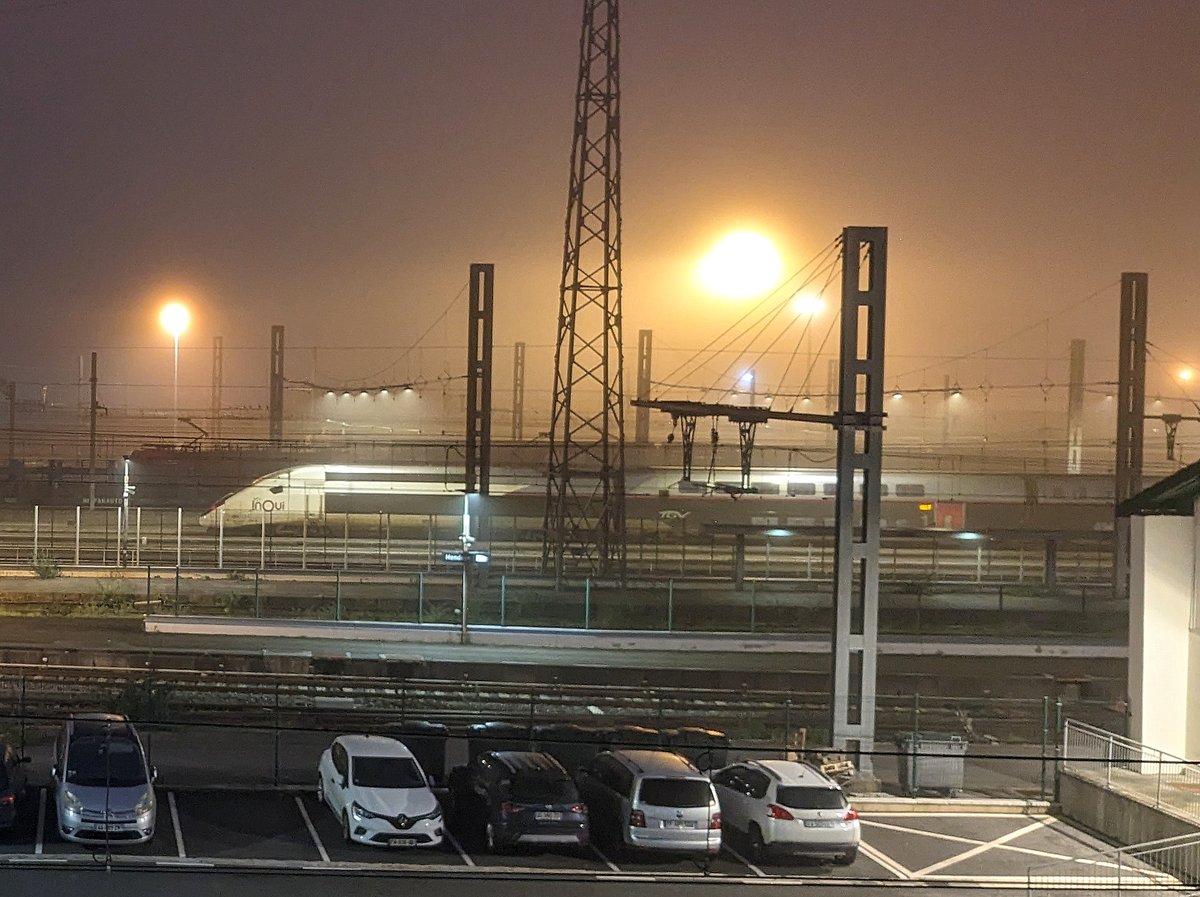 Unoscuantostre1's tweet image. TGV de SNCF en la estación de Hendaya (Francia). #TGV #tren #ferrocarril #SNCF #Hendaya