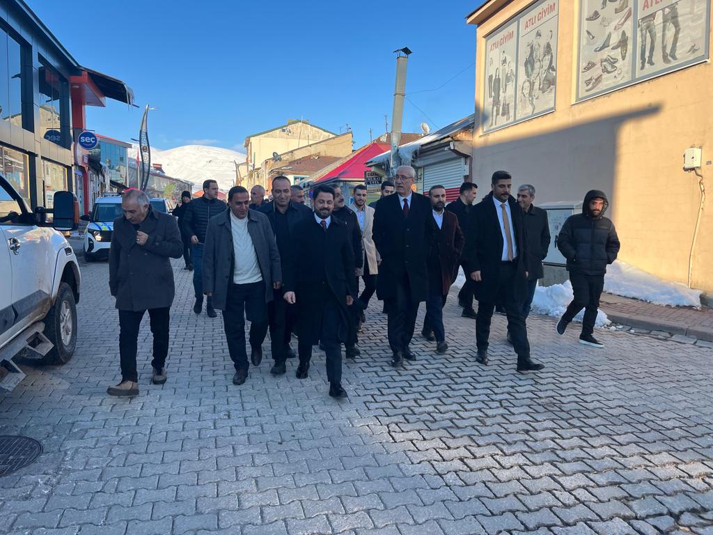BilalKarabulak1's tweet photo. Milletvekillerimiz  sn. Feyzi Berdibek ve  sn. Zeki Korkutata, İl Başkanımız sn. Yılmaz Seven ve teşkilat mensuplarımızla birlikte Karlıova’da esnaf ziyaretinde bulunarak hayırlı ve bereketli kazançlar diledik. https://t.co/oHG8Q8OYDh