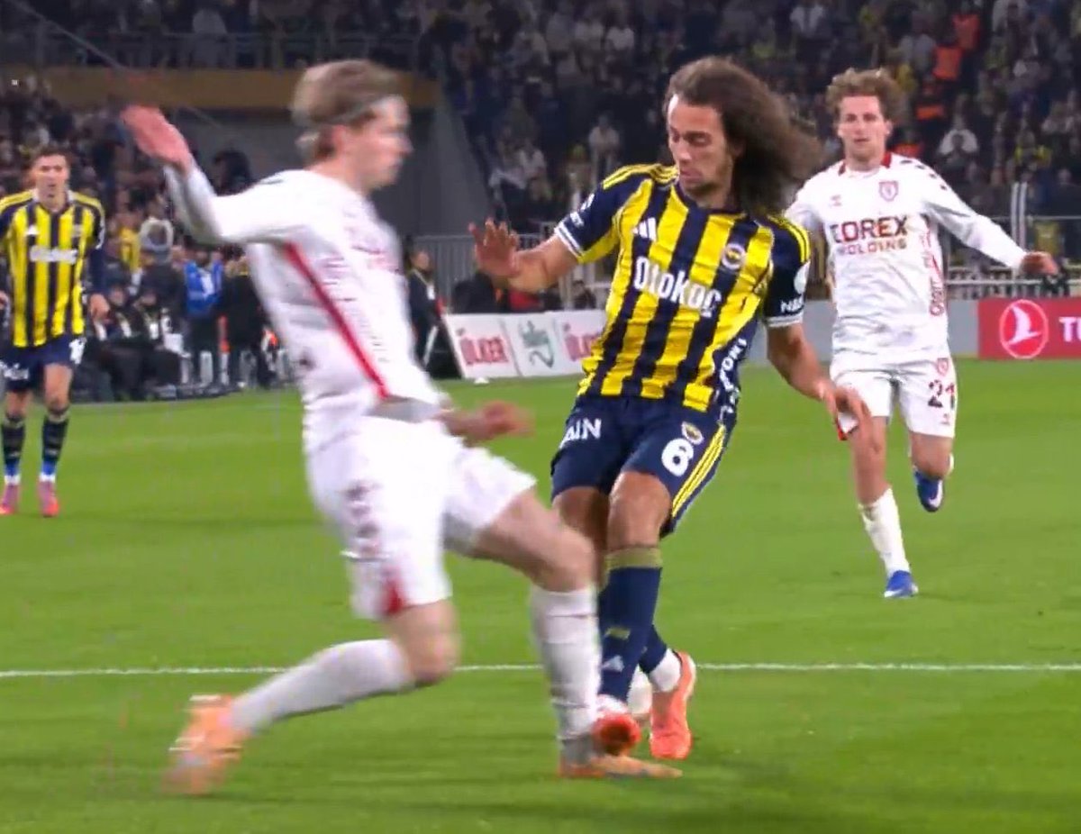 Sane yapınca kırmızı diye ağladılar
Guendouzi yapınca sus pus oldular.
Bu ligde fenerbahçe kadar eyüpspor kollansa 1 yıldızı takmışlardı