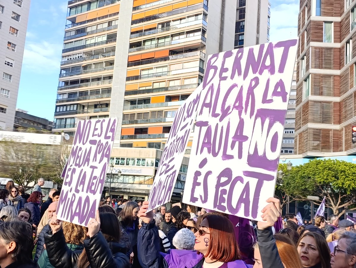 pspvprovalencia's tweet photo. Hui els carrers de #València s'omplin de veus que exigixen igualtat real.

Per les que van estar, per les que estan i per les que vindran.

Ni un pas arrere enfront del masclisme i el feixisme.

💜 #8M #València #Feminisme https://t.co/tDqm793UDu
