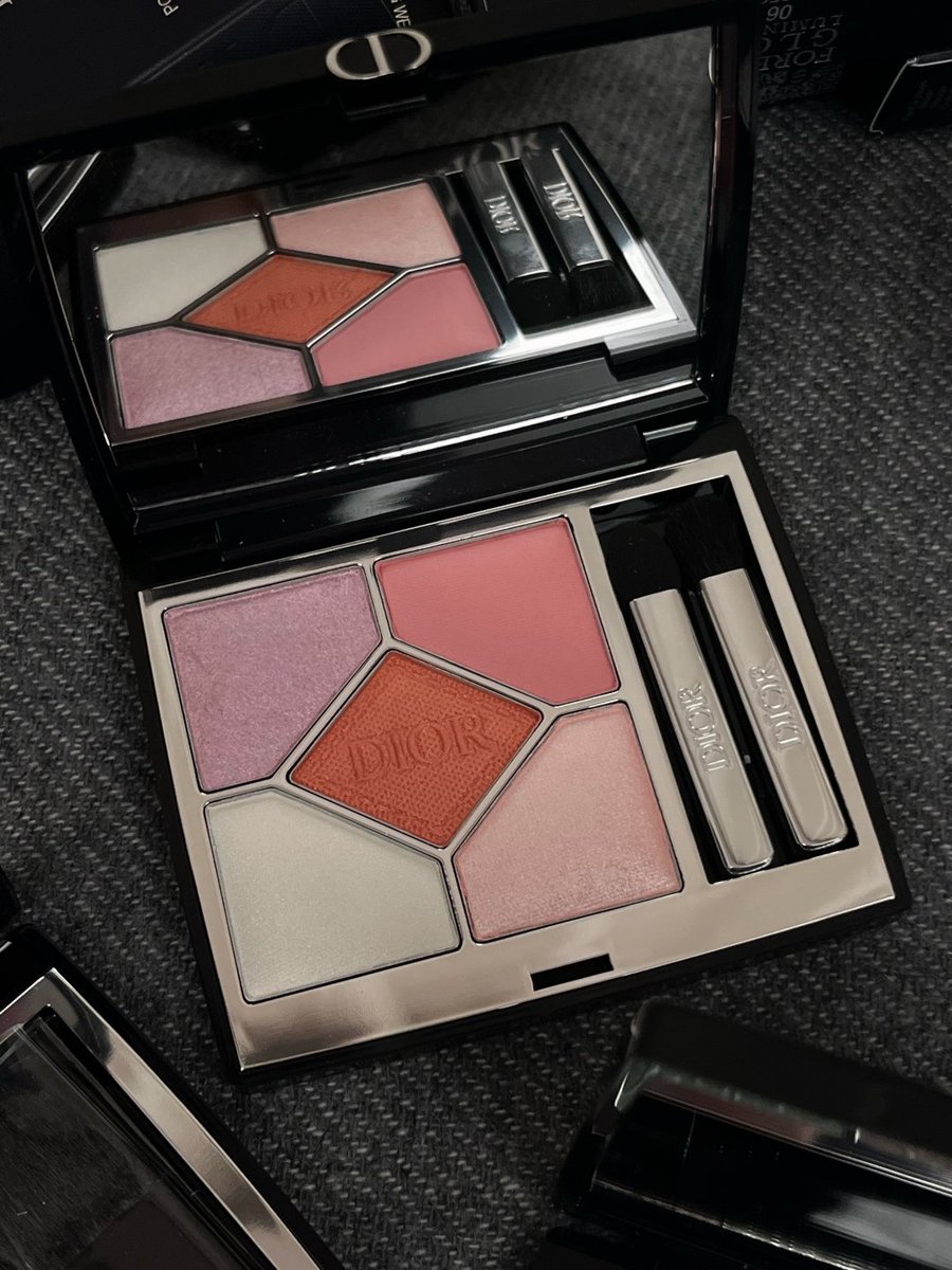 しおり tweet media