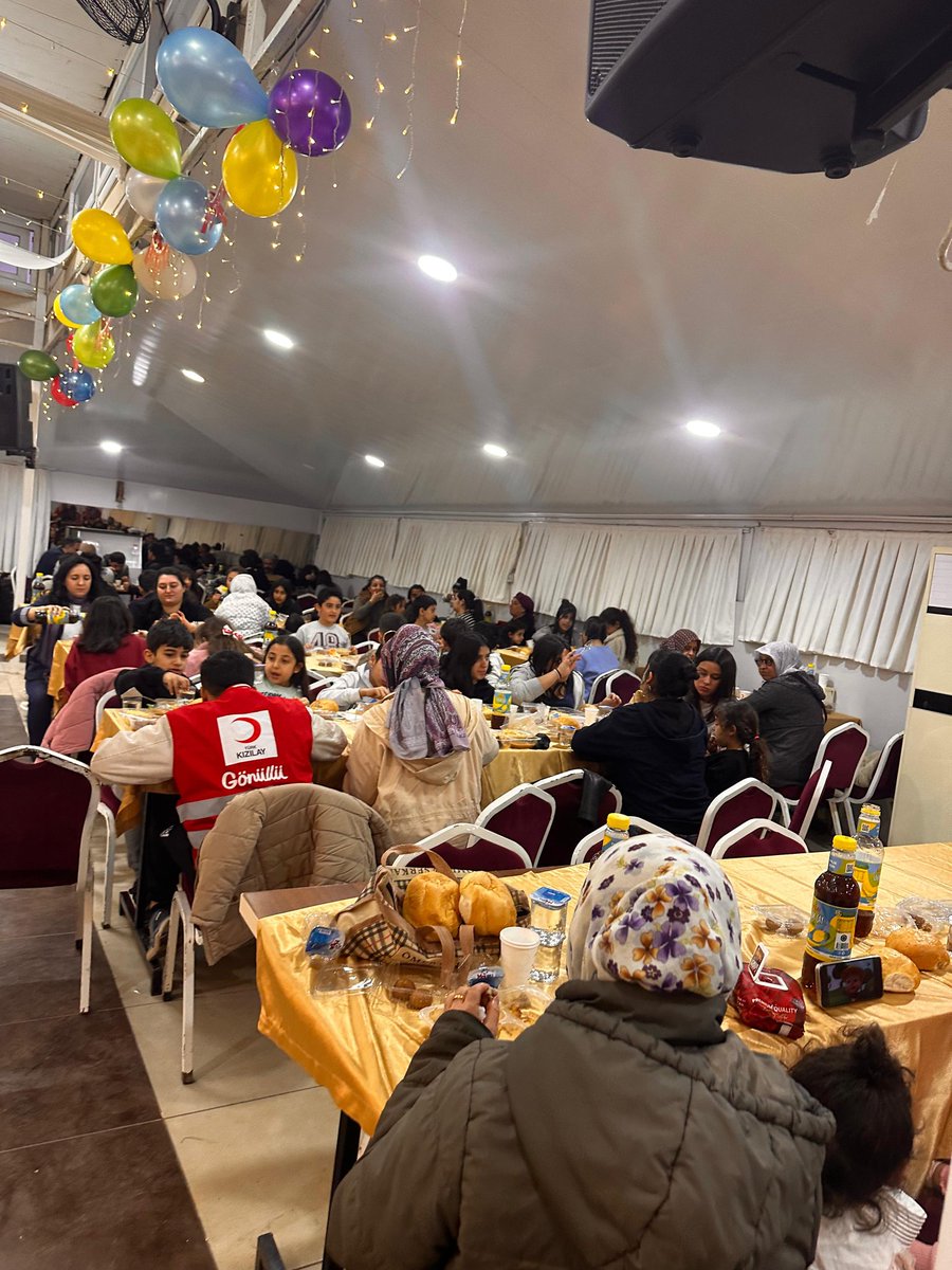TKHataySubesi's tweet photo. Kızılay Hatay ekiplerimiz Samiha Ayverdi Akdem Vakfı katkılarıyla,Hatay’da ebeveyn kaybı yaşamış çocuklarımızla iftar yemeğinde bir araya gelerek Ramazan’ın maneviyatını paylaştı.Kızılay olarak,çocuklarımıza sadece yardım ulaştırmıyor;aile şefkatiyle destek olmayı görev biliyoruz https://t.co/TioBjHJS20