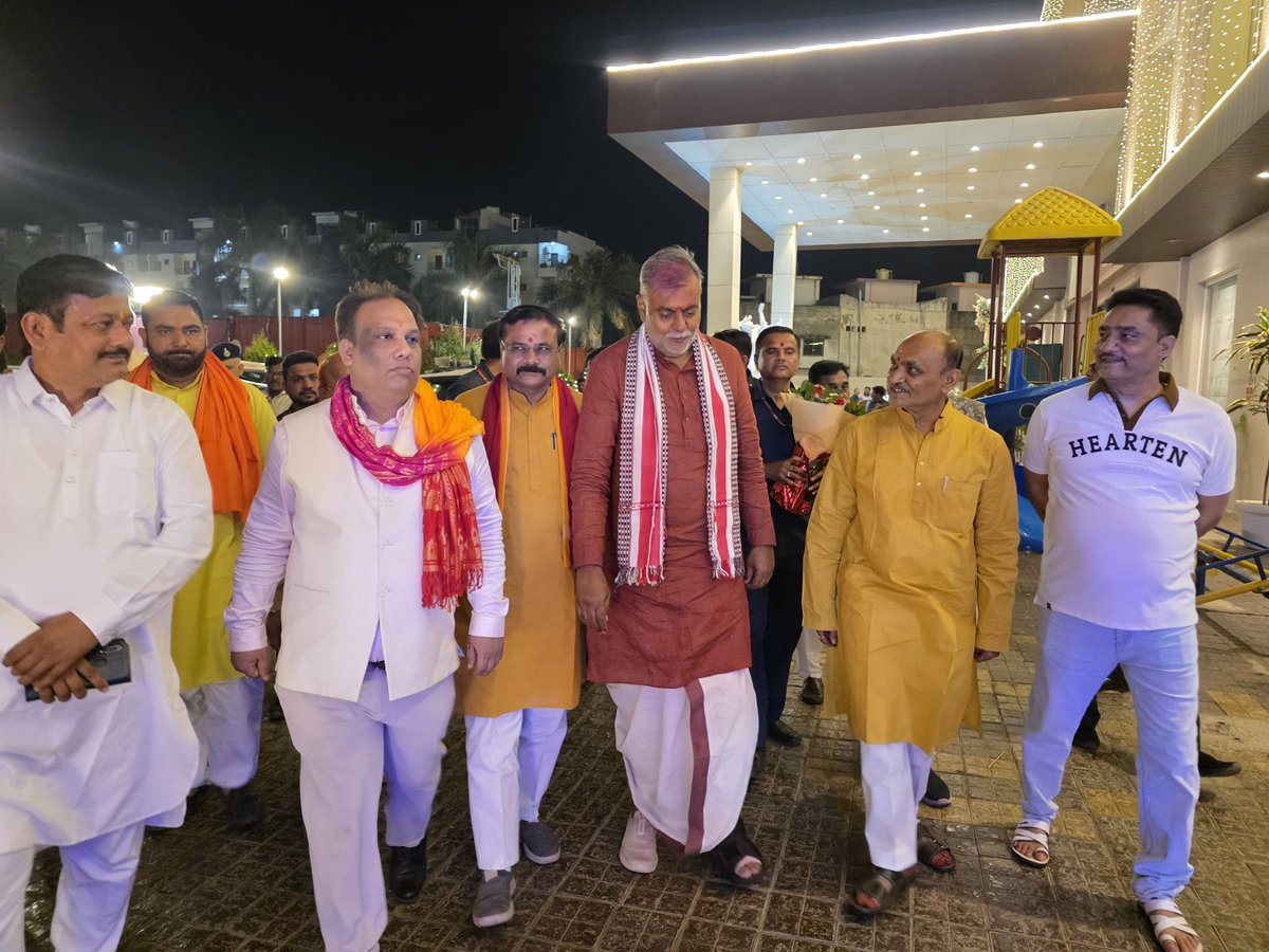prahladspatel's tweet photo. मेरे आत्मीय युवा मोर्चा काल के पारिवारिक मित्र एवं जिला सहकारी बैंक के पूर्व अध्यक्ष श्री राजेन्द्र भारती जी की सुपुत्री सौ.का. मीनाक्षी एवं चि. अक्षय के कल होने वाले विवाह के पूर्व आयोजित कार्यक्रम में सम्मिलित होकर आनंदित हूँ ।

नवयुगल को सुखद, समृद्ध एवं मंगलमय वैवाहिक जीवन के लिए आशीर्वाद दिया ।जिला भाजपा अध्यक्ष @DeepakTandanbjp सहित पदाधिकारियों की मौजूदगी रही ।