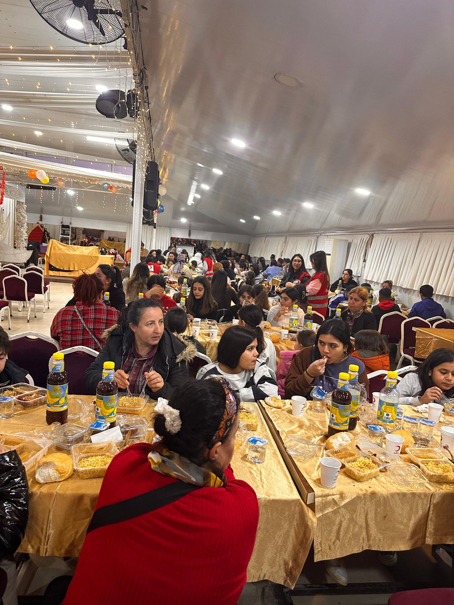 TKHataySubesi's tweet photo. Kızılay Hatay ekiplerimiz Samiha Ayverdi Akdem Vakfı katkılarıyla,Hatay’da ebeveyn kaybı yaşamış çocuklarımızla iftar yemeğinde bir araya gelerek Ramazan’ın maneviyatını paylaştı.Kızılay olarak,çocuklarımıza sadece yardım ulaştırmıyor;aile şefkatiyle destek olmayı görev biliyoruz https://t.co/TioBjHJS20
