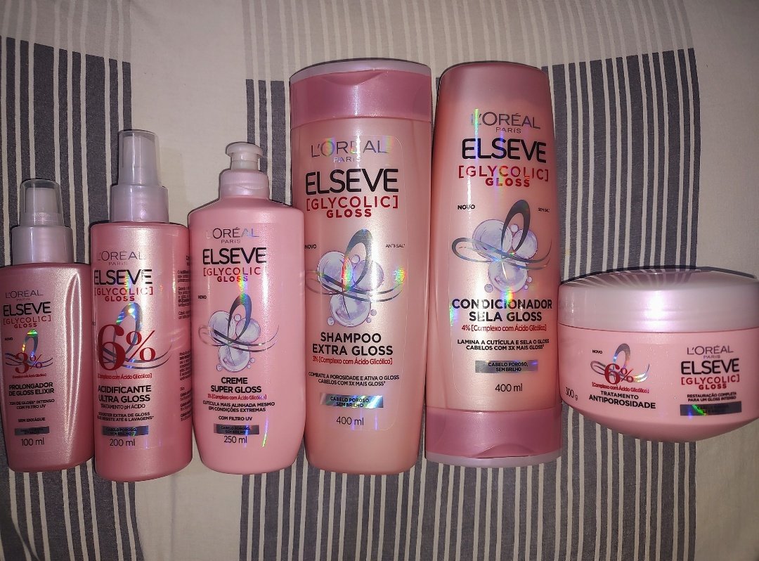 AleRiccasi's tweet photo. Nem cabelo tenho direito, e não me preocupo em comprar produtos "caros" para usar, mas não pude resistir em pegar esse kit na #Amazon (exceto pelo creme de pentear), pois essa linha #GlycolicGloss da #Elseve é cheirosa demais, parece perfume pra cabeça, ô fragrância boa! 🤩 https://t.co/VGwA3W1hDk