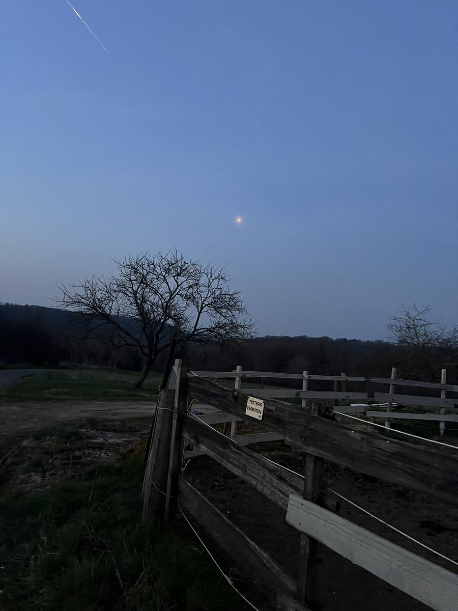 KevinCimelien's tweet photo. Meteorit über dem Saarland gesichtet Richtung Norden https://t.co/cm3hKcllYf