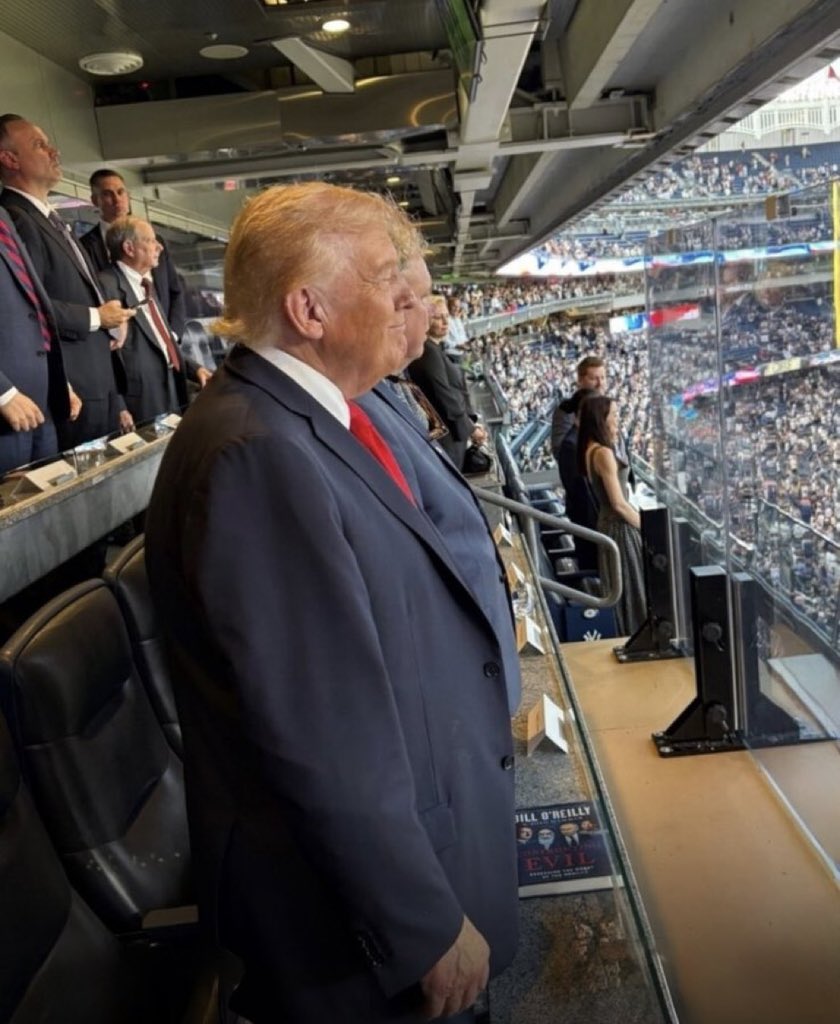 Drop a 🇺🇸 if this is your President.