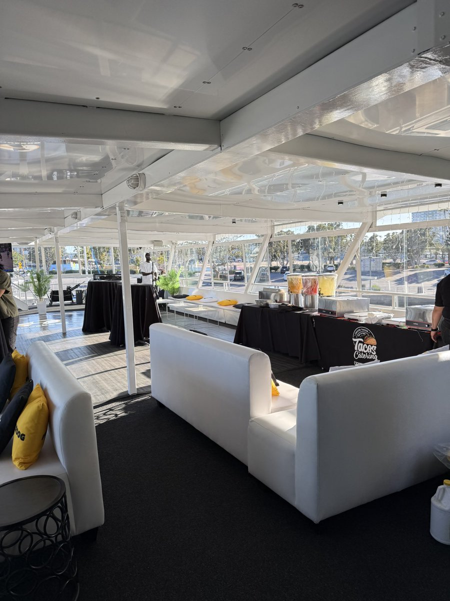 henrymills28's tweet photo. Out in LA for DawgBowl NBA with Underdog, where all contestants are competing for $200,000. Kicked things off with a Lakers game and a yacht party, and now we’re drafting teams for the main event. Excited for the games today! https://t.co/PCN0FrgPnk