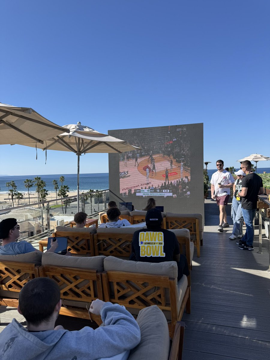 henrymills28's tweet photo. Out in LA for DawgBowl NBA with Underdog, where all contestants are competing for $200,000. Kicked things off with a Lakers game and a yacht party, and now we’re drafting teams for the main event. Excited for the games today! https://t.co/PCN0FrgPnk