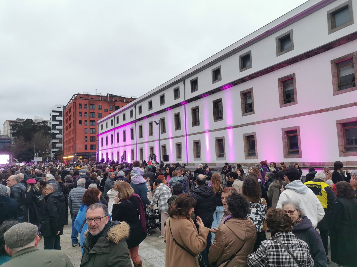 Aquí esta, aquí se ve, o feminismo galego en pé!! #8M ✊♀️