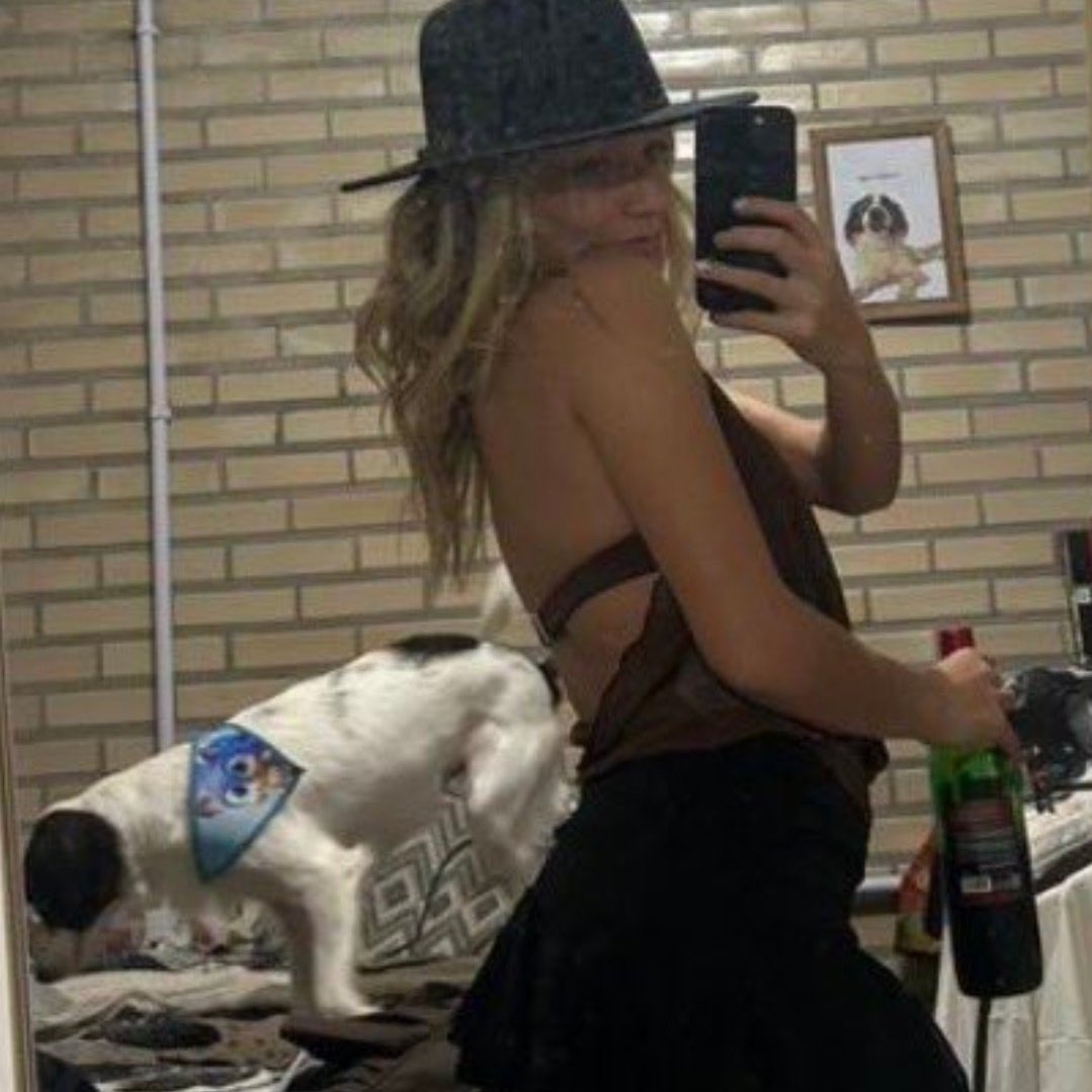 a samira é muito fascinante. ela falando que é periguete, segurando uma garrafa de vinho pela metade. o lindolfo com sua flanela do sonic

o quadro do lindolfo atrás