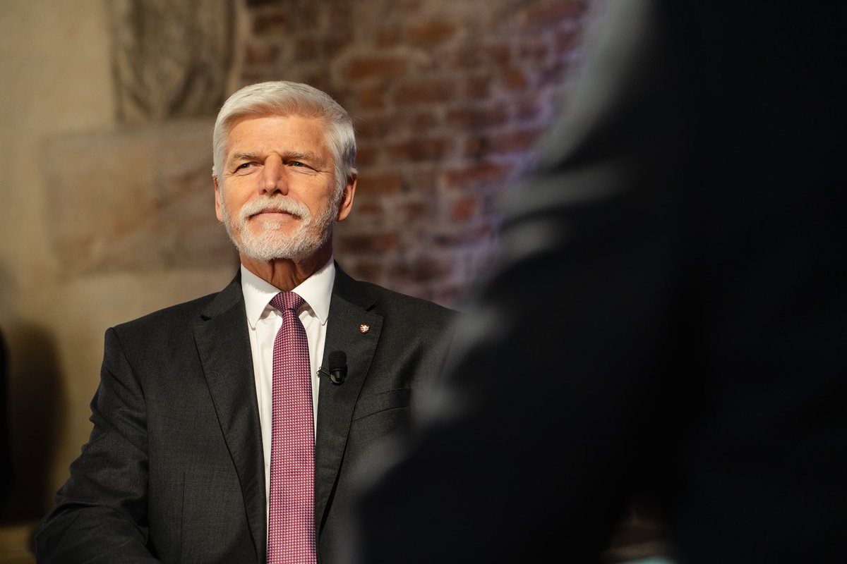prezidentpavel's tweet photo. Slovo, které vystihuje můj uplynulý rok, je změna. Obvykle se moc neohlížím a raději se dívám dopředu. Ale dnešní rozhovor ke třetímu výročí inaugurace bude trochu i o tom, co máme za sebou. Začínáme za chvíli živě v České televizi. https://t.co/rktQWILnuN