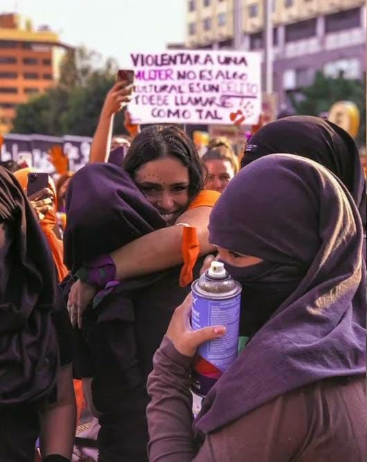 Meminehappy's tweet photo. ⁉️PREGUNTA . . . 

¿ ALGUIEN SABE SI LA "SEUDOFEMINISTA",  @AlessandraRdlv VÁ A SALIR A MARCHAR POR SU AMIGA KARINA BARRÓN CON SU BLOQUE NEGRO ?

" DIME CON QUIÉN TE JUNTAS 😏 🤔Y TE DIRÉ QUIÉN ERES " 🤣 https://t.co/bBfePeRFt7