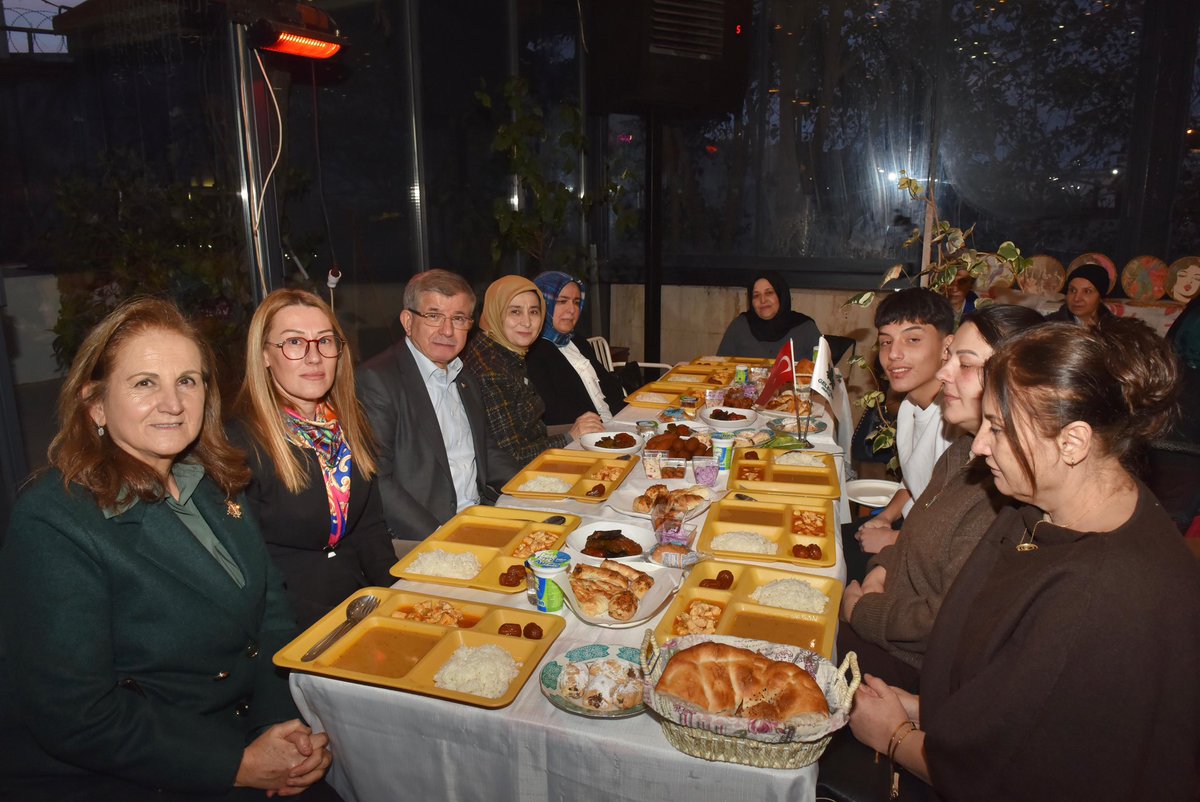 Genel Başkanımız Sayın Ahmet Davutoğlu, değerli eşi Sayın Sare Davutoğlu Hanımefendi ve heyetimiz; Down sendromlu kardeşlerimiz ve kıymetli aileleriyle Kadınlar Günü vesilesiyle düzenlenen iftar programında bir araya geldi.

Kadın Politikaları Başkanımız Sayın Yeşim Karadağ’ın